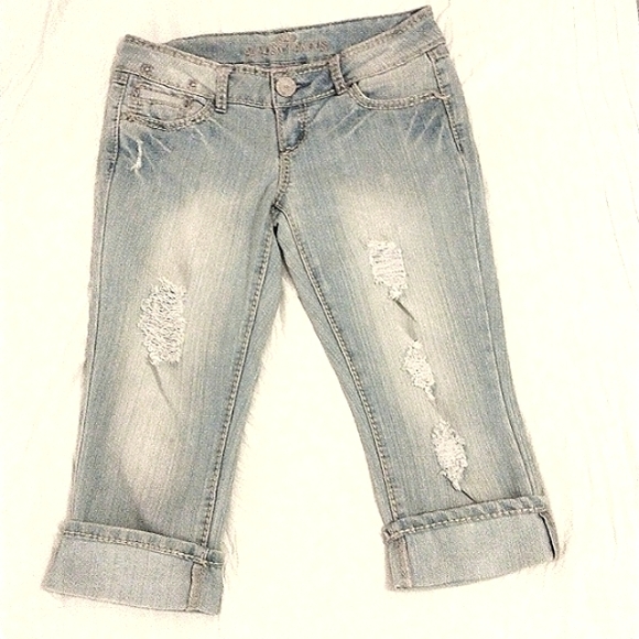 Almost Famous Crystal Pocket DISTRESS High Rise LIGHT BLUE Capris Sz 7 Sun Fade - Picture 6 of 16